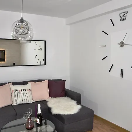 アパート Lux パザルジク